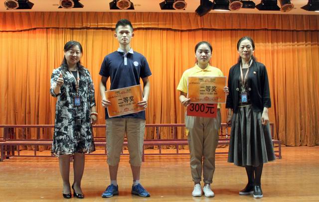 20170525034837302.jpg 調整大小 11、蘇曉紅主任和張榮霞主任給獲得二等獎的代表隊頒獎.jpg