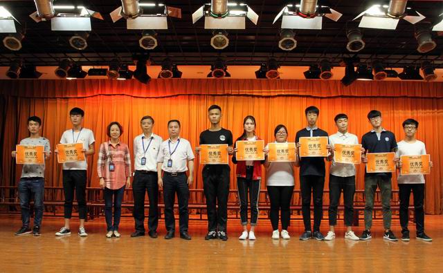 20170525034926971.jpg 調整大小 13、楊繼強書記、李波書記和沈群書記給獲得優秀獎的代表隊頒獎.jpg