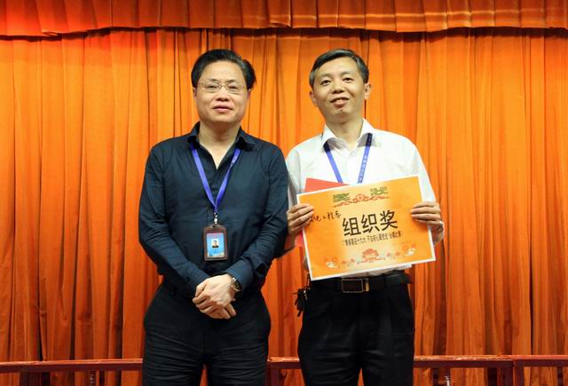 20170525034749932.jpg 調整大小 9、任建設副院長給機電工程系頒發組織獎.jpg